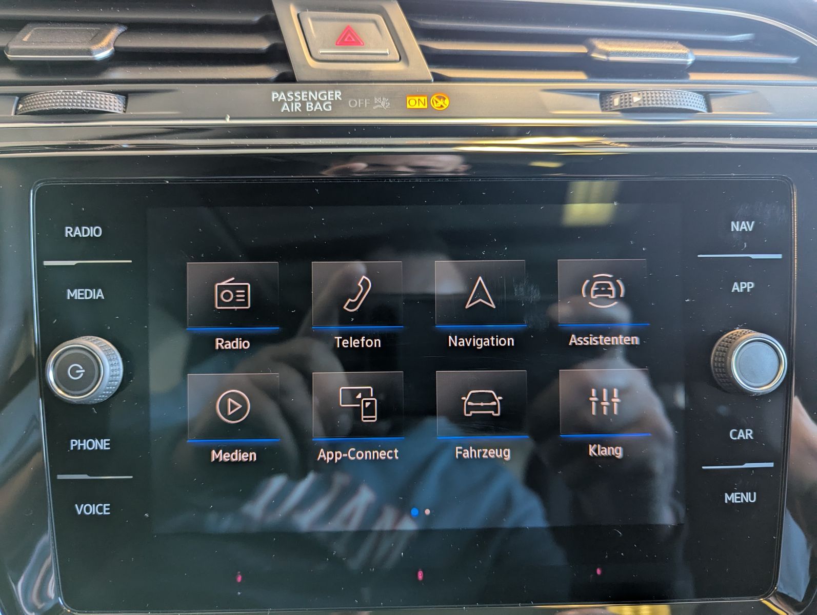 VW Touran 2.0 DSG R-Line High. Pano 7-Si IQ.Dri AHK - Image 39