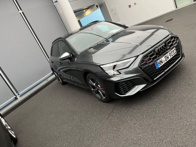 AUDI S3 TFSI S tronic quattro Sportback -