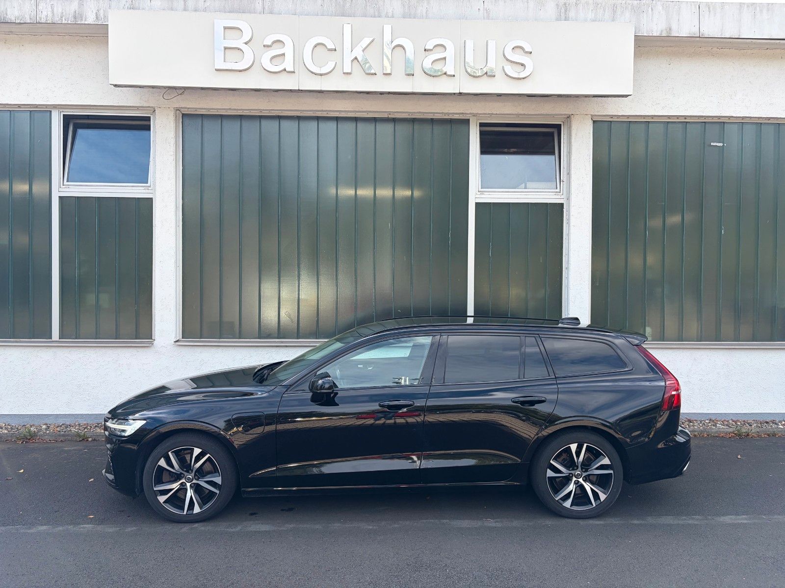 Volvo V60 R Design Expression Recharge Plug-In
