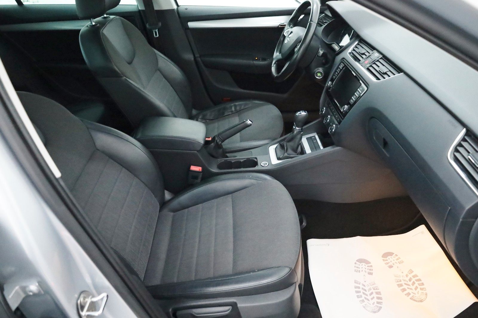 Fahrzeugabbildung SKODA Octavia Combi Elegance,T.Leder,Navi,Xenon,Alu+WR