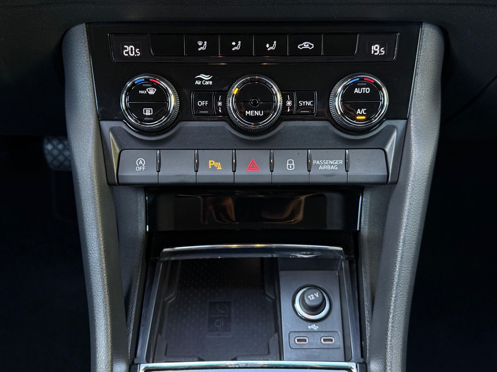 Fahrzeugabbildung SKODA Karoq 1.5 TSI Ambition LED+KAMERA+VIRT+CARPL+DAB