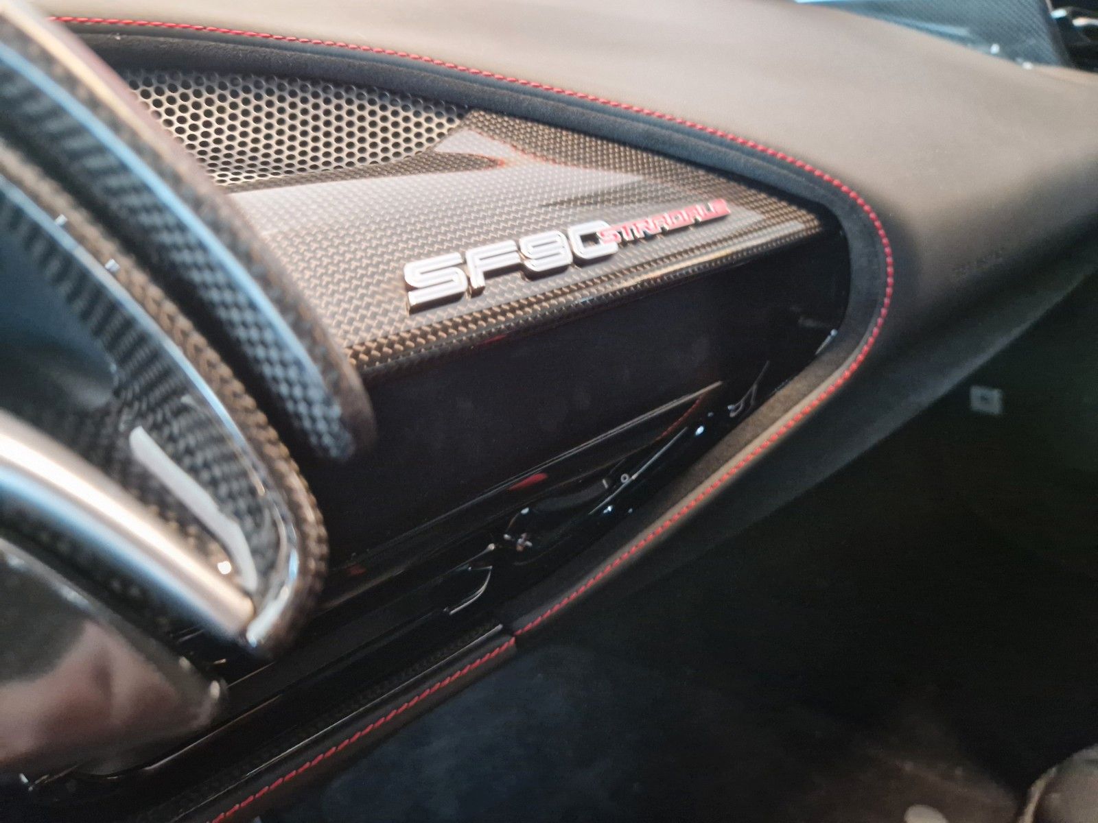Fahrzeugabbildung Ferrari SF90*Carbon*Lift*dt.Fahrzeug*JBL*Racingsitze*