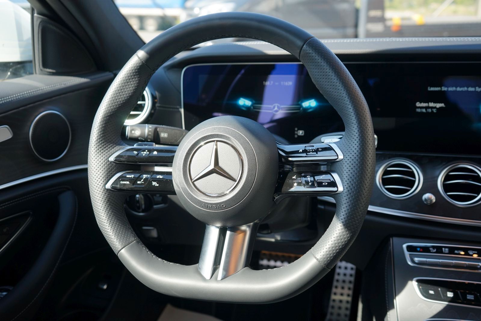 Fahrzeugabbildung Mercedes-Benz E 300 Limo*Amg Paket*Kamera*Leder*Ahk*Facelift