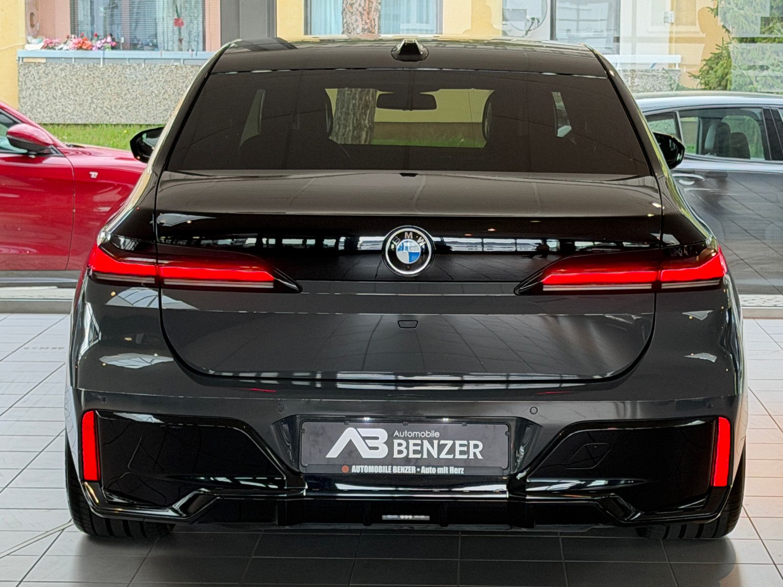 Fahrzeugabbildung BMW 740 d xDrive M Sport/CINEMA-TV/SKY LOUNGE/ICONIC