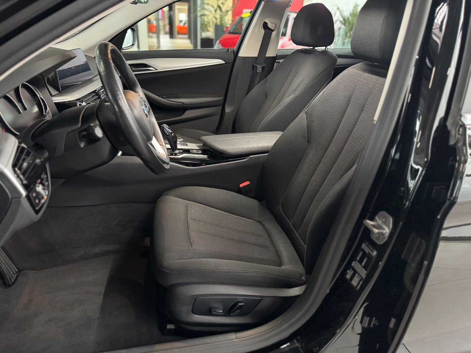 Fahrzeugabbildung BMW 520 d Touring "Business-P. Navi Connected Plus"