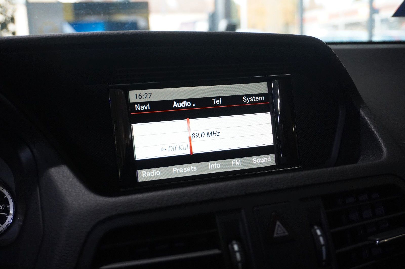 Fahrzeugabbildung Mercedes-Benz E 200 COUPE AVAMTGRADE NAVI/SHZ/SPORT/PDC/TEMP.