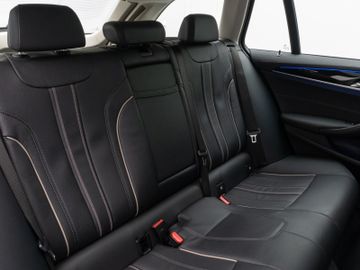 Fahrzeugabbildung BMW 530d LuxuryLine Pano Kamera Laser HUD DAB HiFi