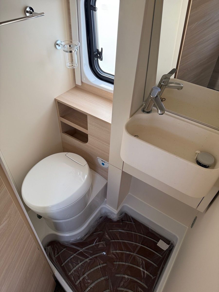 Fahrzeugabbildung Eura Mobil Van V 595 HB Pop-Up Dach, Captain-Chair-Sitze
