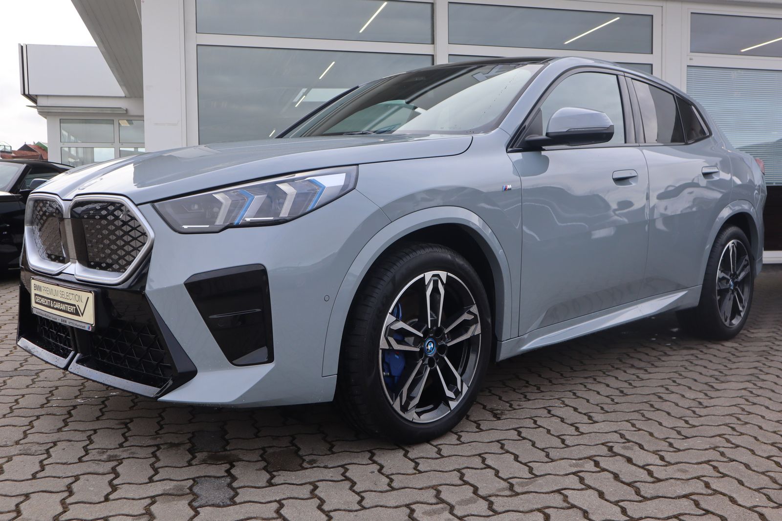 BMW iX2 eDrive20 M Sport Head-Up HK Pano. 360° foto 1