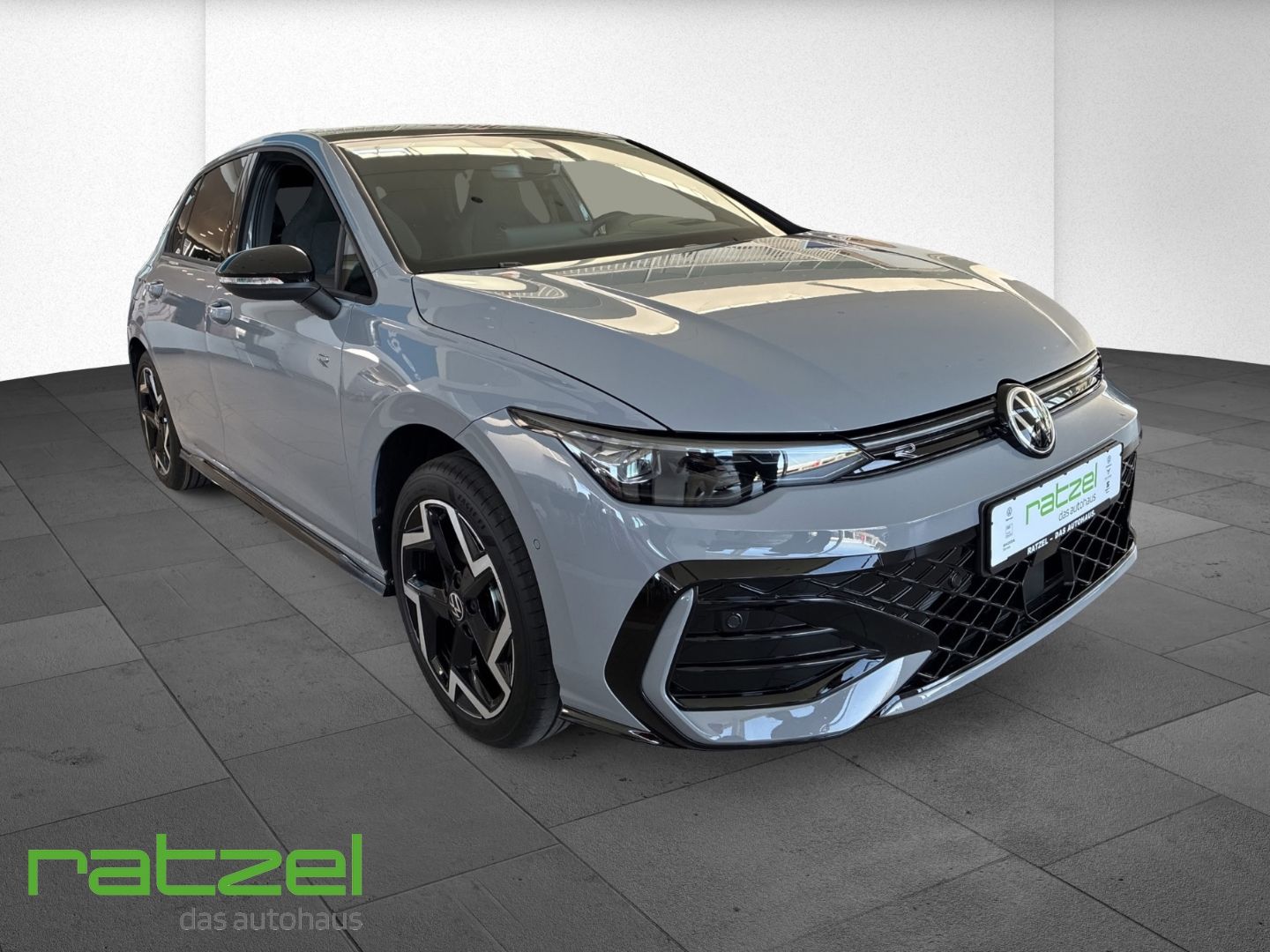 Fahrzeugabbildung Volkswagen Golf VIII R-Line AHK+3-Zonen Klima+IQ.LIGHT