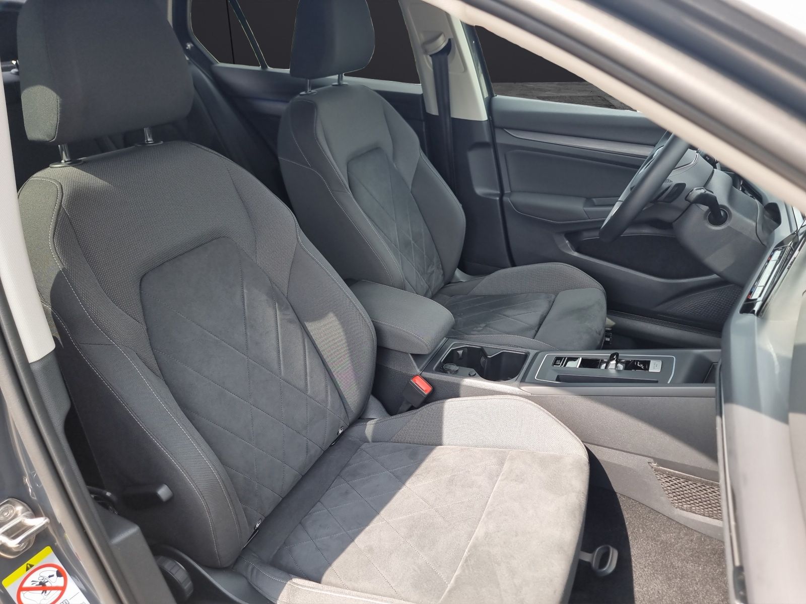 Fahrzeugabbildung Volkswagen Golf VIII Lim. Style eHybrid DSG IQ.Light ACC AH