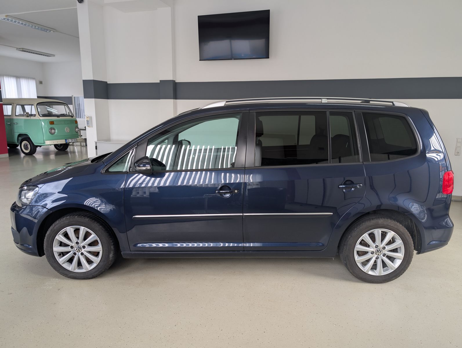 Fahrzeugabbildung Volkswagen Touran 2.0 TDI Highline PANO AHK PDC APP XENON