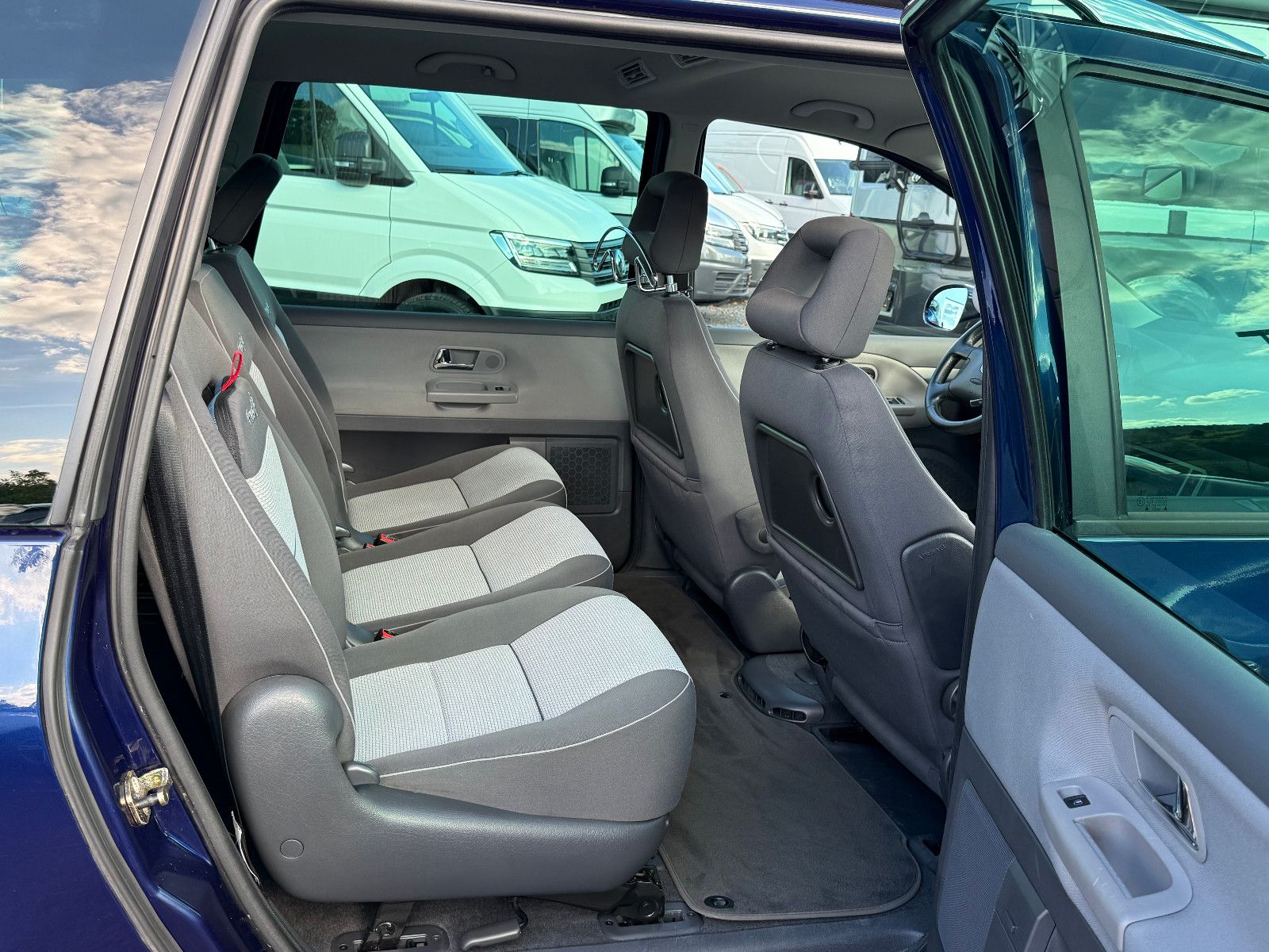 Fahrzeugabbildung Volkswagen Sharan Freestyle TSI DSG GRA Navi Xenon PDC SHZ