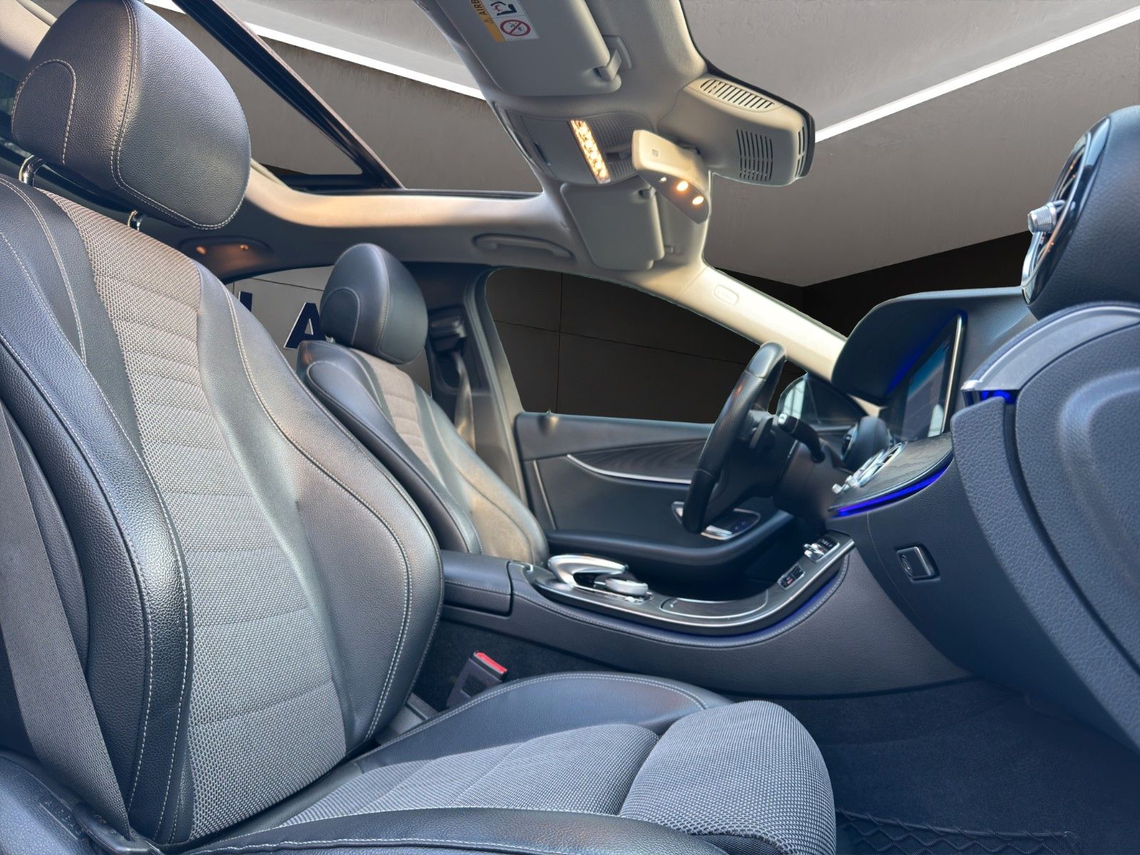 Fahrzeugabbildung Mercedes-Benz E 220d Lim. Pano/Widescreen/Kamera/MBeam