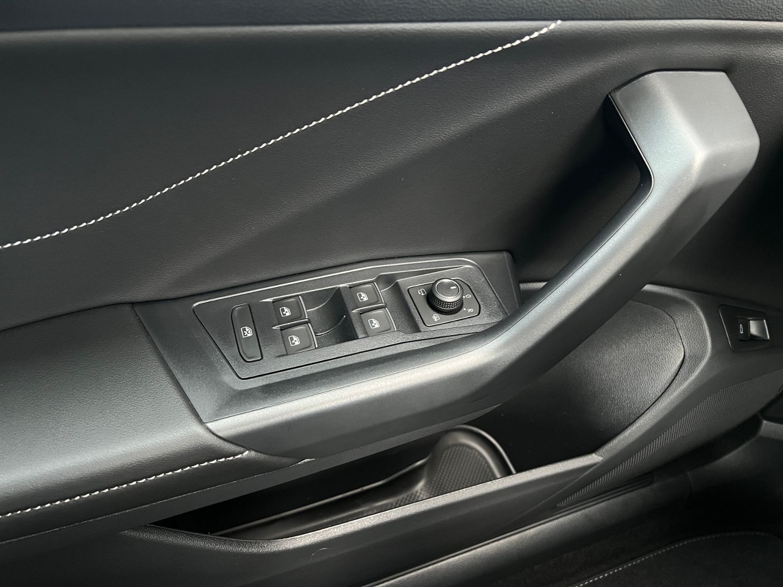 Fahrzeugabbildung Volkswagen T-Roc R-Line 1.5 TSI DSG *Black Style, AHK, Pano