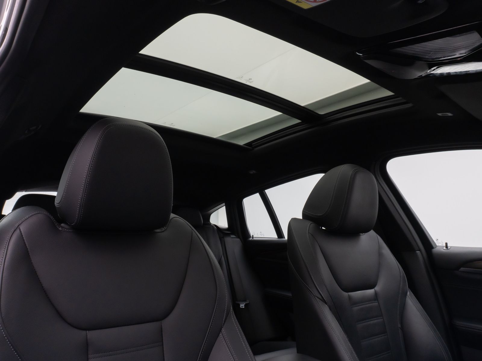 Fahrzeugabbildung BMW X4 xD20d M Sport X Panoram 360°HUD Komfort Alarm