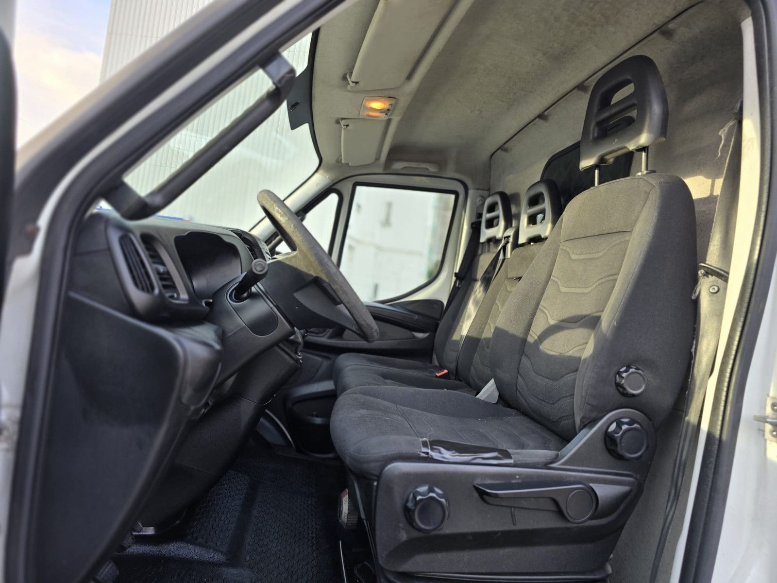 Fahrzeugabbildung Iveco Daily Kasten L3H2/Radstand 3520/AHK 3,5t/TÜV-NEU