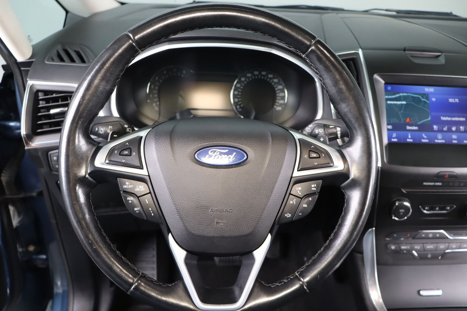 Fahrzeugabbildung Ford S-MAX * Massage * RFK * Pano Titanium