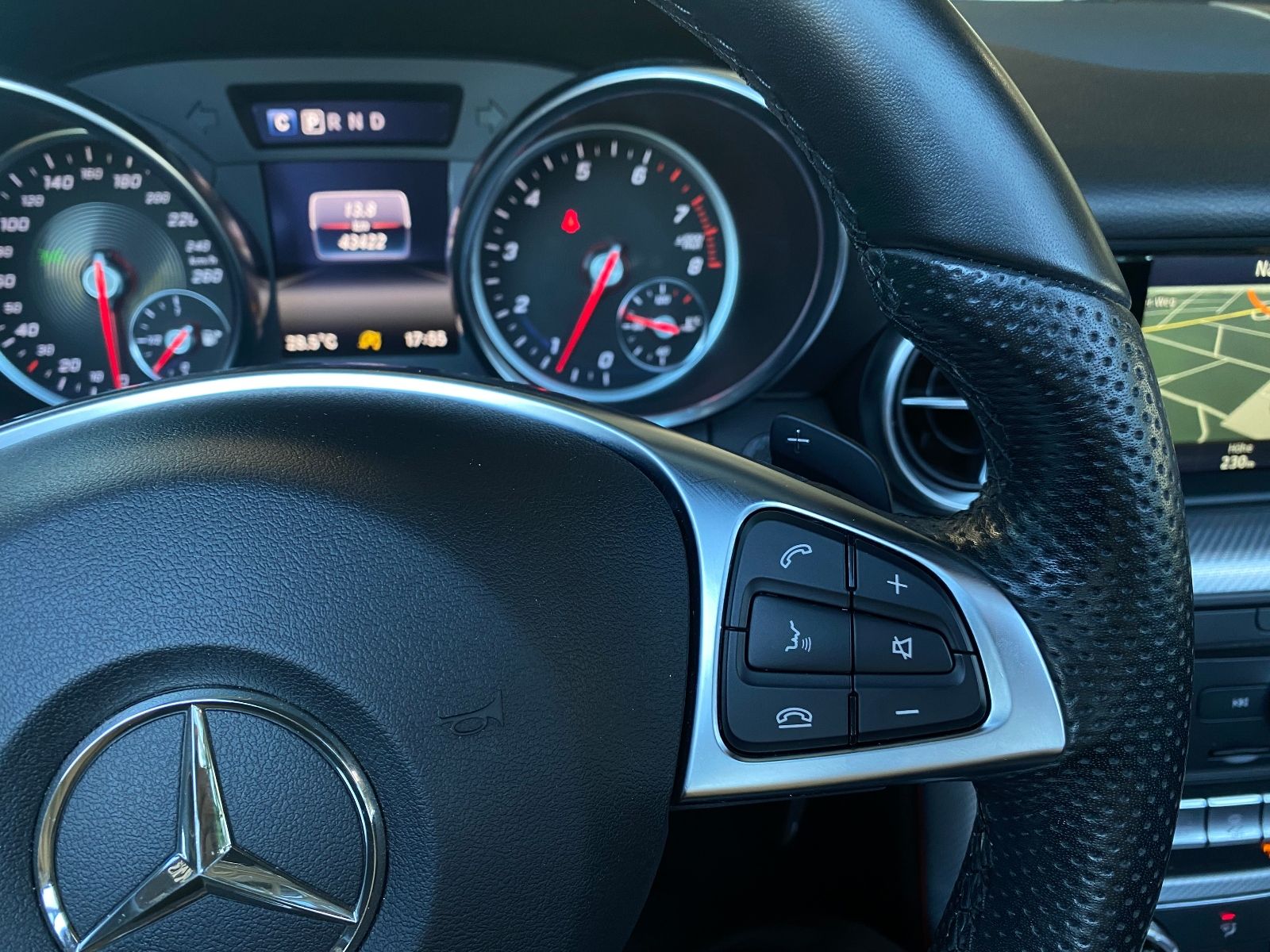 Fahrzeugabbildung Mercedes-Benz SLC 200 9G -8-fach bereift- PANO LED NAV LEDER