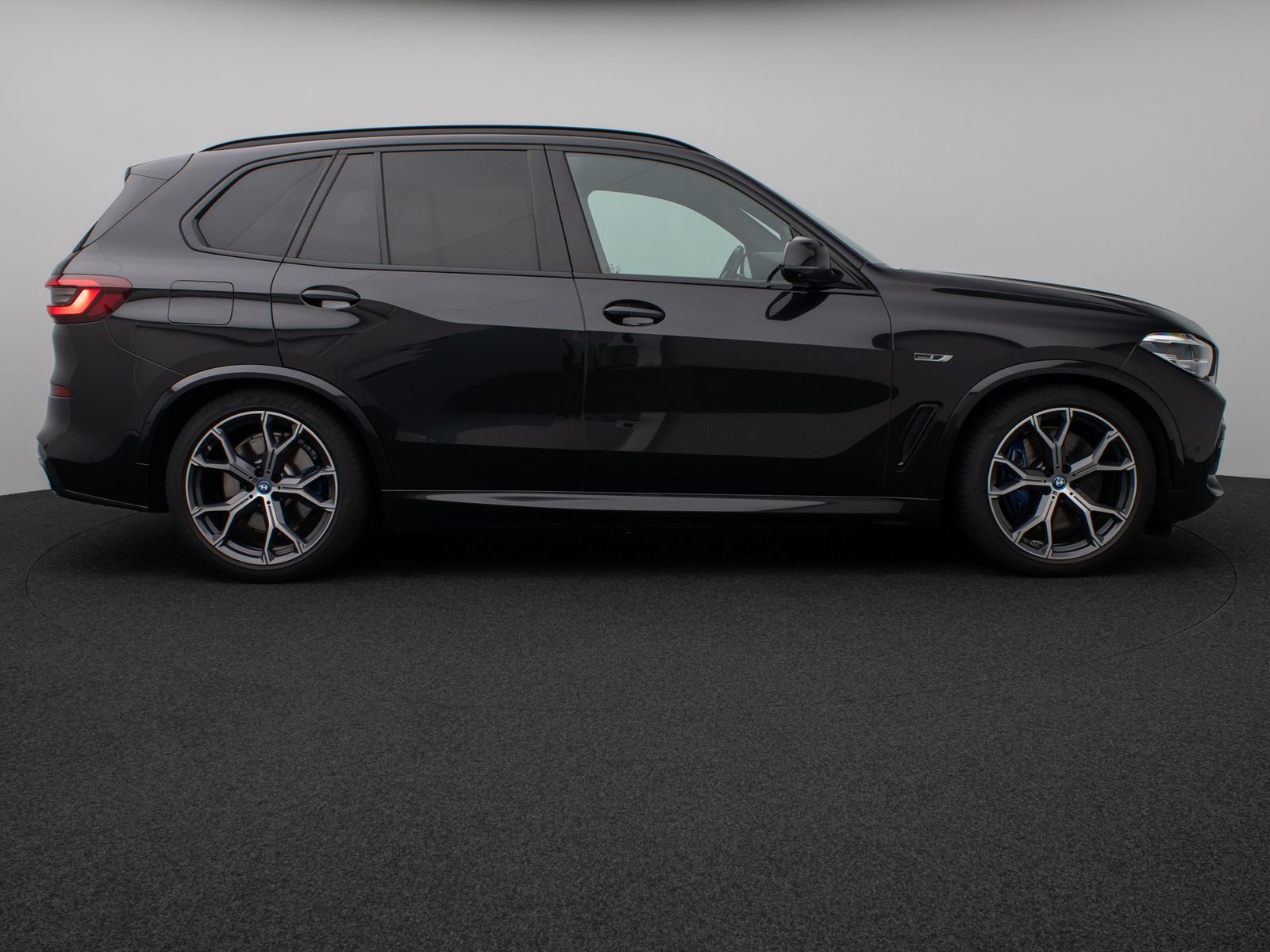 Fahrzeugabbildung BMW X5 xD45e M Sport Panorama 360° HUD DAB HiFi 21"