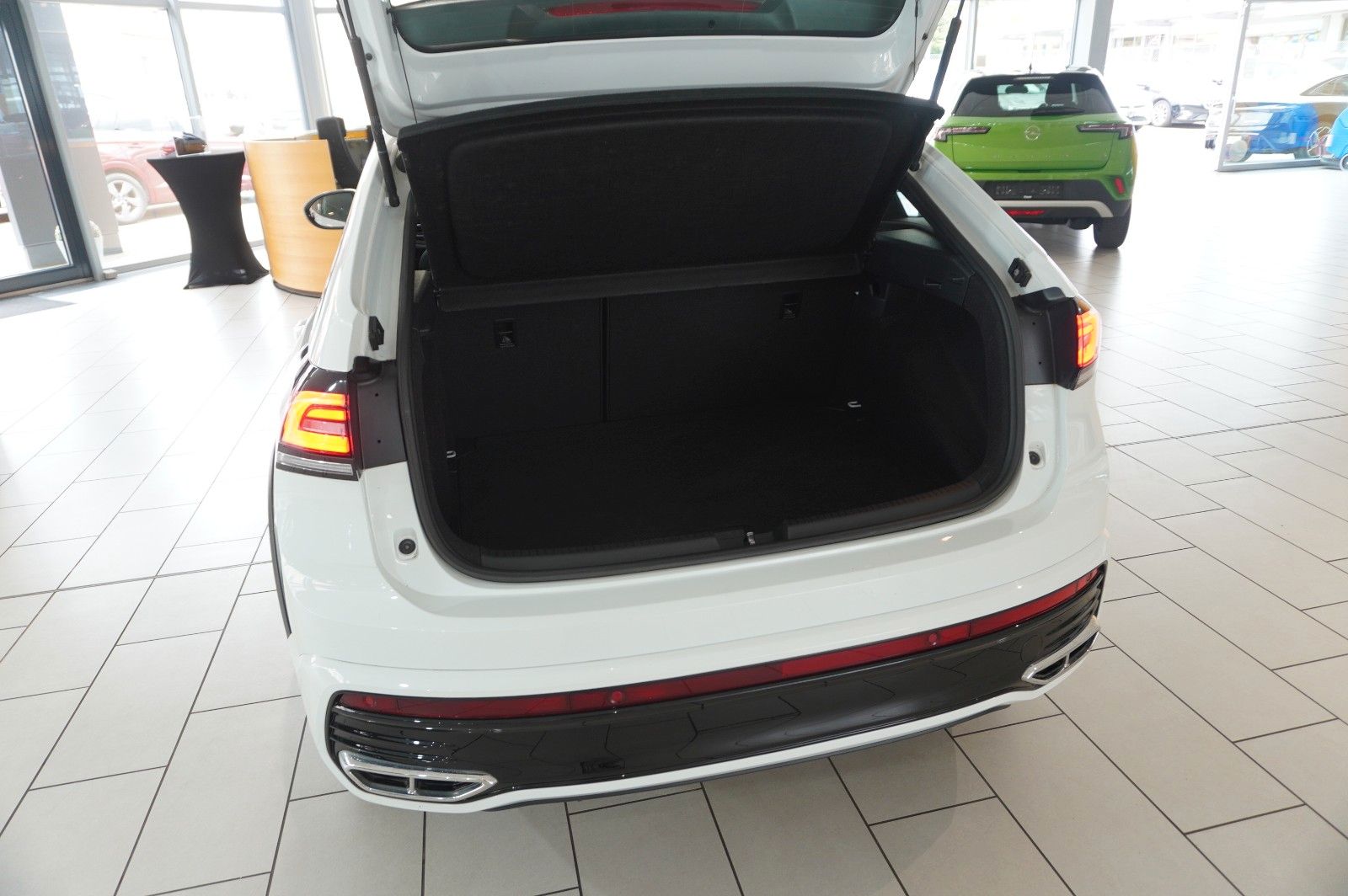 Fahrzeugabbildung Volkswagen Taigo 1.0 TSI R-LINE NAVI/LED/KAMERA/SPORT/DAB+