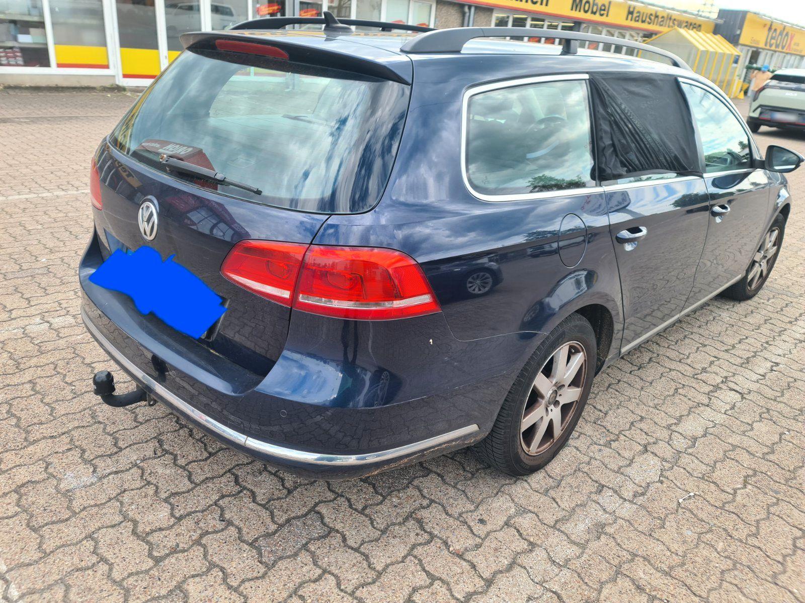 Volkswagen Passat 2011 — rear view
