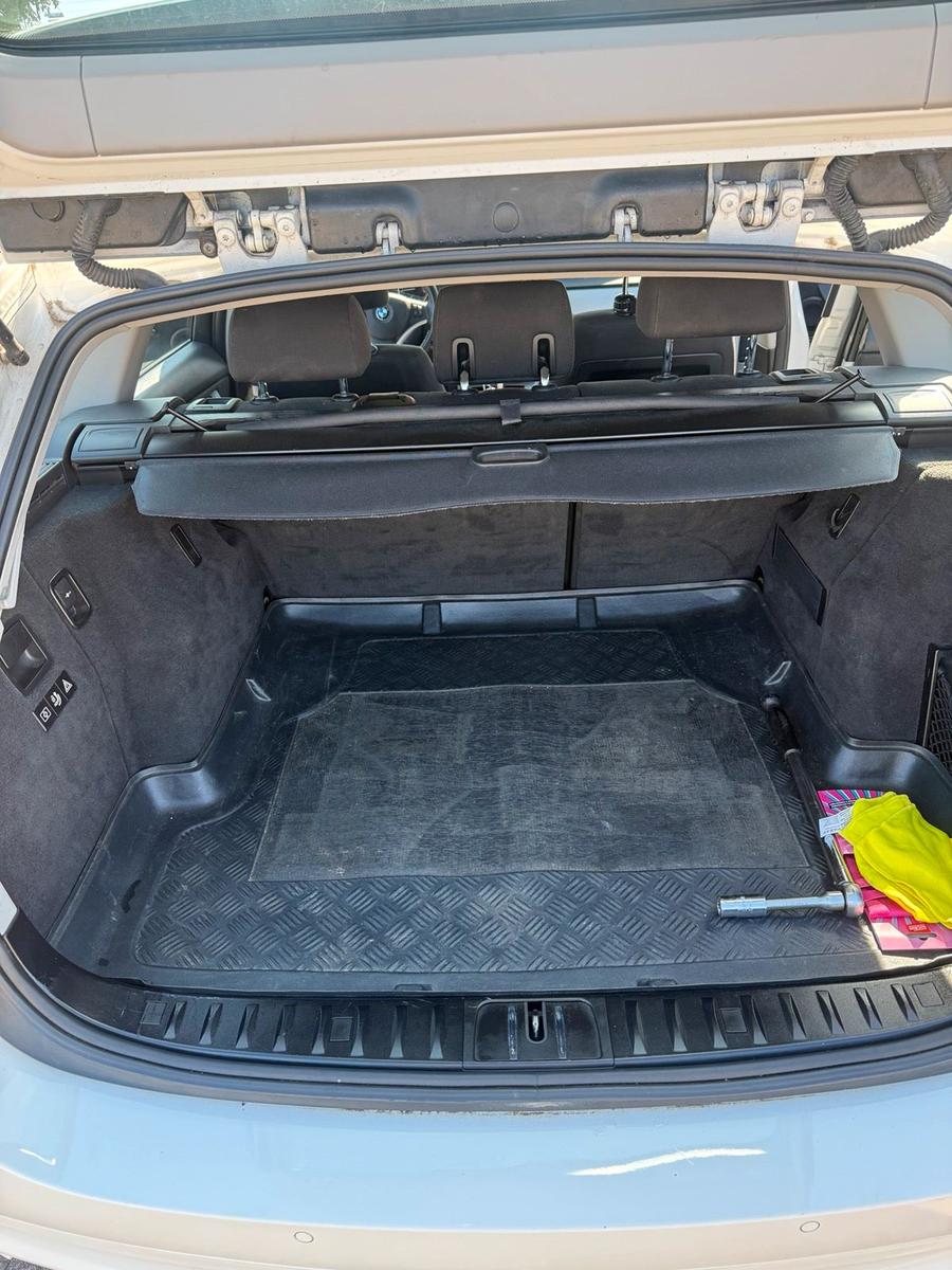 BMW 318 2011 — photo 14