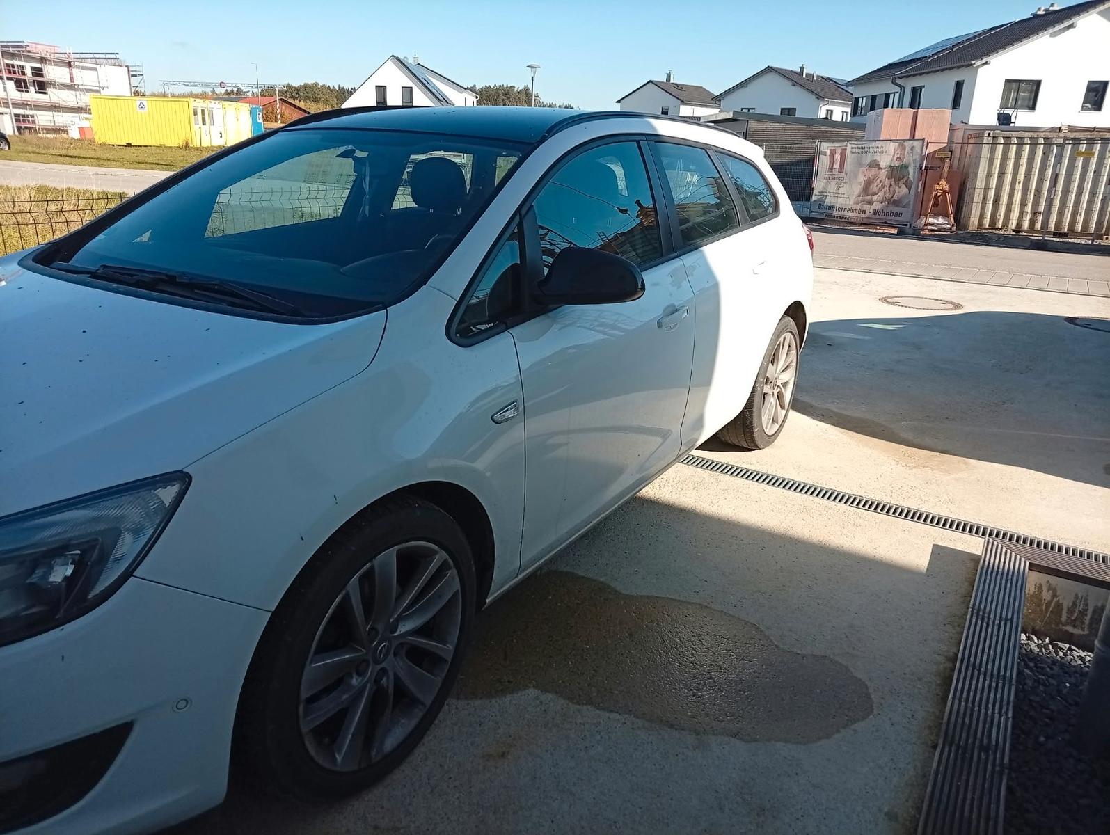 Opel Astra 2015 — вигляд ззаду