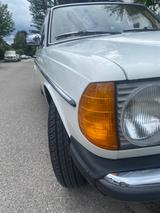 Mercedes-Benz E 230 Oldtimer w123 - Mercedes-Benz E 230 in München