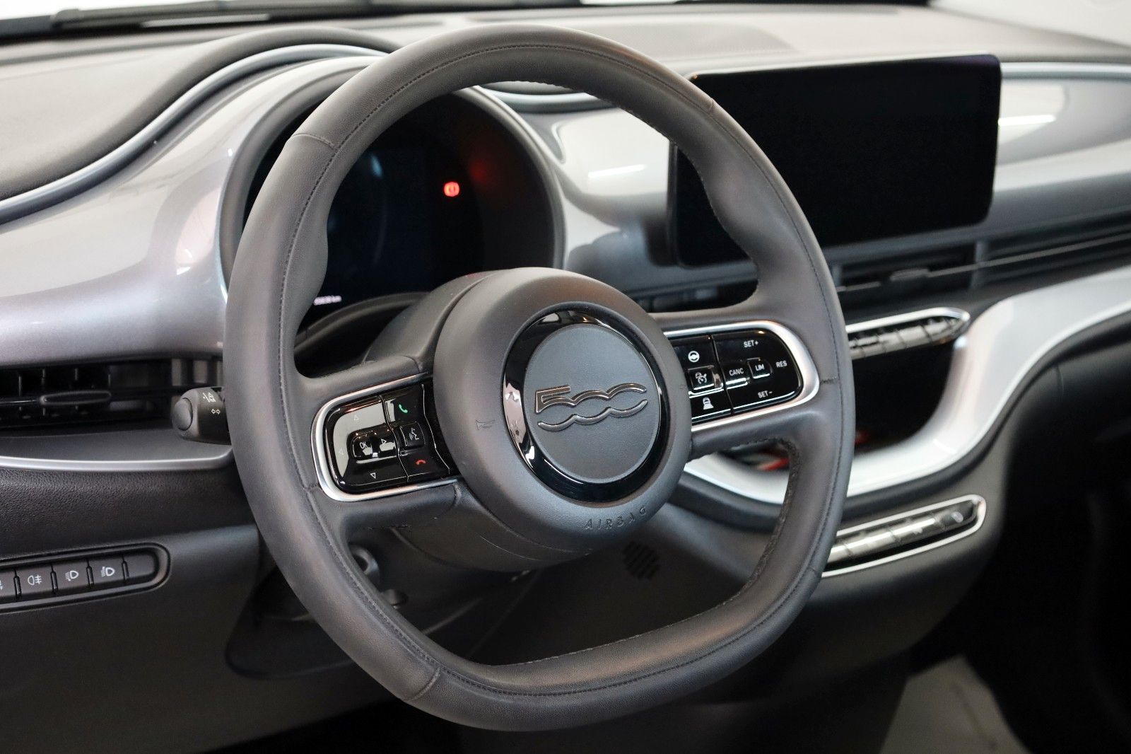 Fahrzeugabbildung Fiat 500e Icon Navi,Kamera,Panorama,8 fach bereift