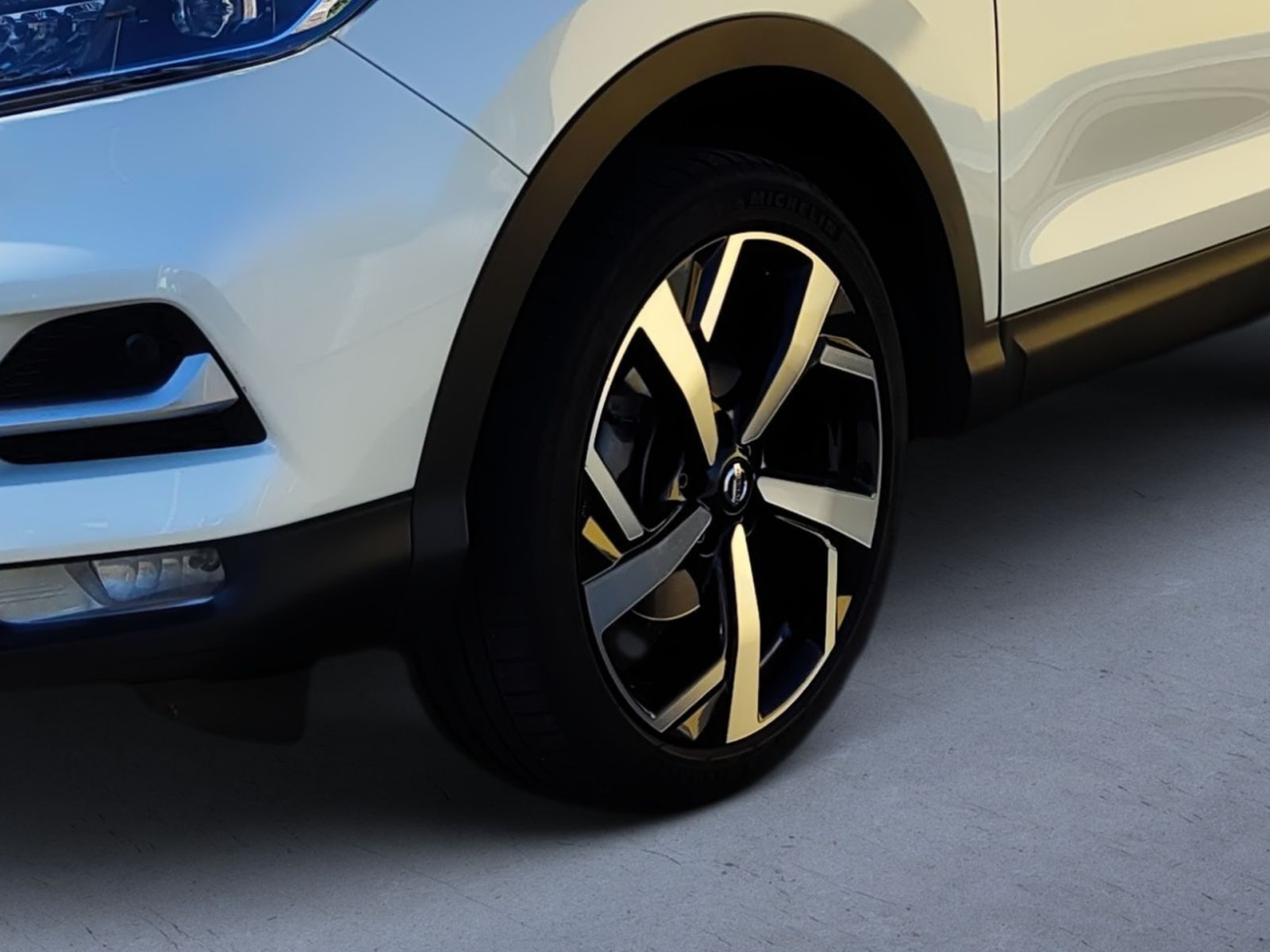 Fahrzeugabbildung Nissan Qashqai 1.3 DIG-T Akari*NAVI*360°KAMERA*SHZ*PDC