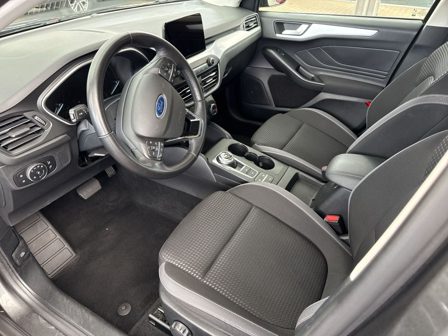 Fahrzeugabbildung Ford Focus Turnier Cool & Connect Winterpaket AHK sch