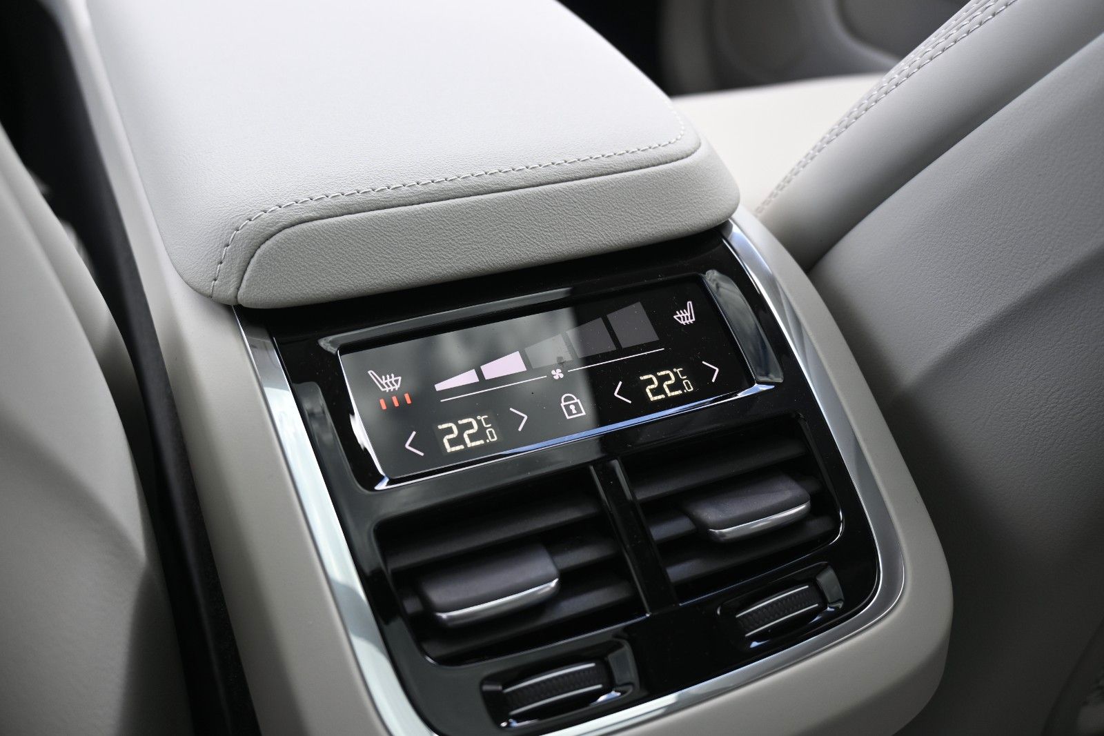 Fahrzeugabbildung Volvo XC60 B5 AWD Ultra Dark*LUFT*360°*ACC*B&W*AHK