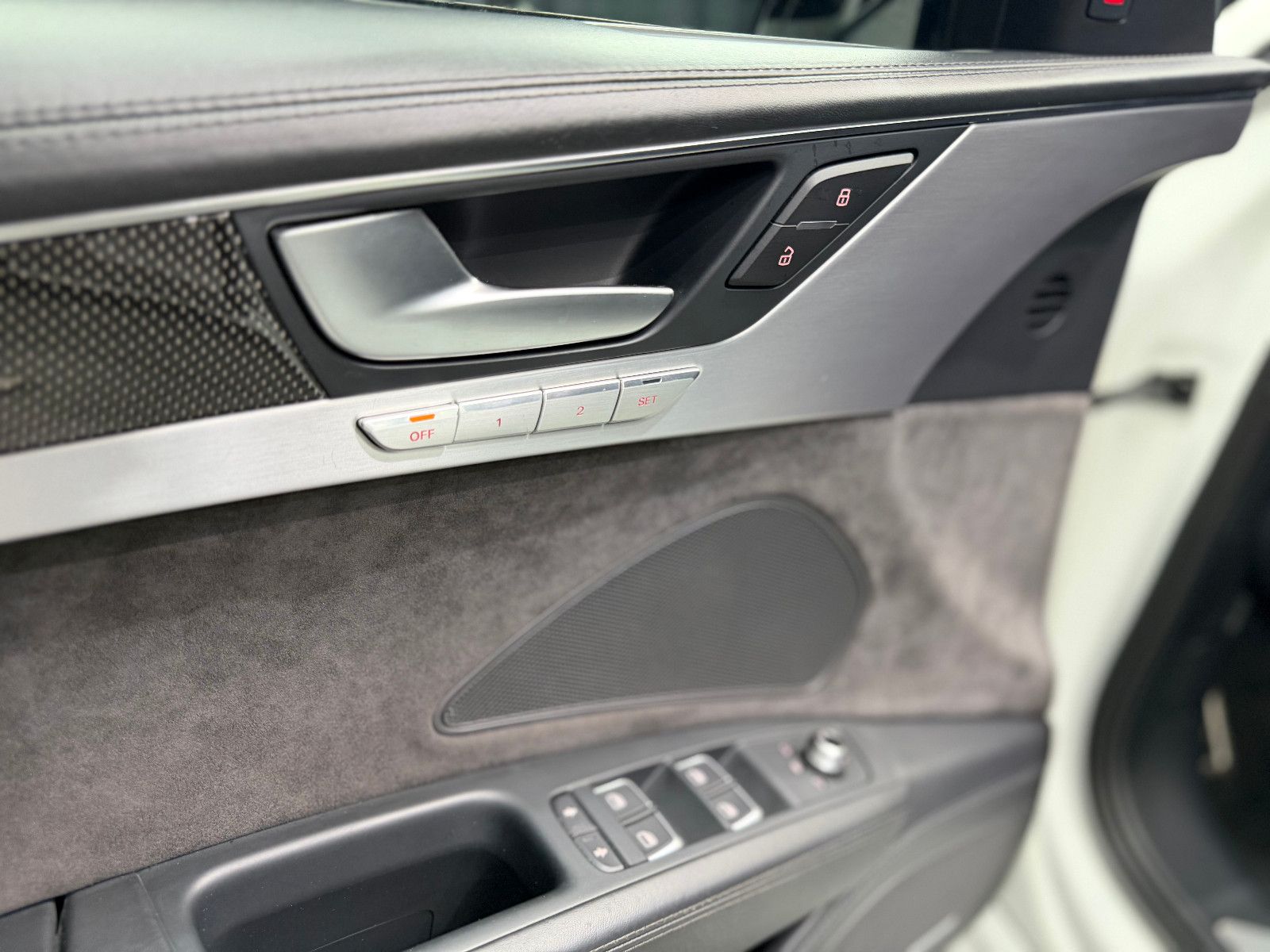 Fahrzeugabbildung Audi S8 4.0 TFSI quattro plus |KERAMIK|CARBON|MASSAGE