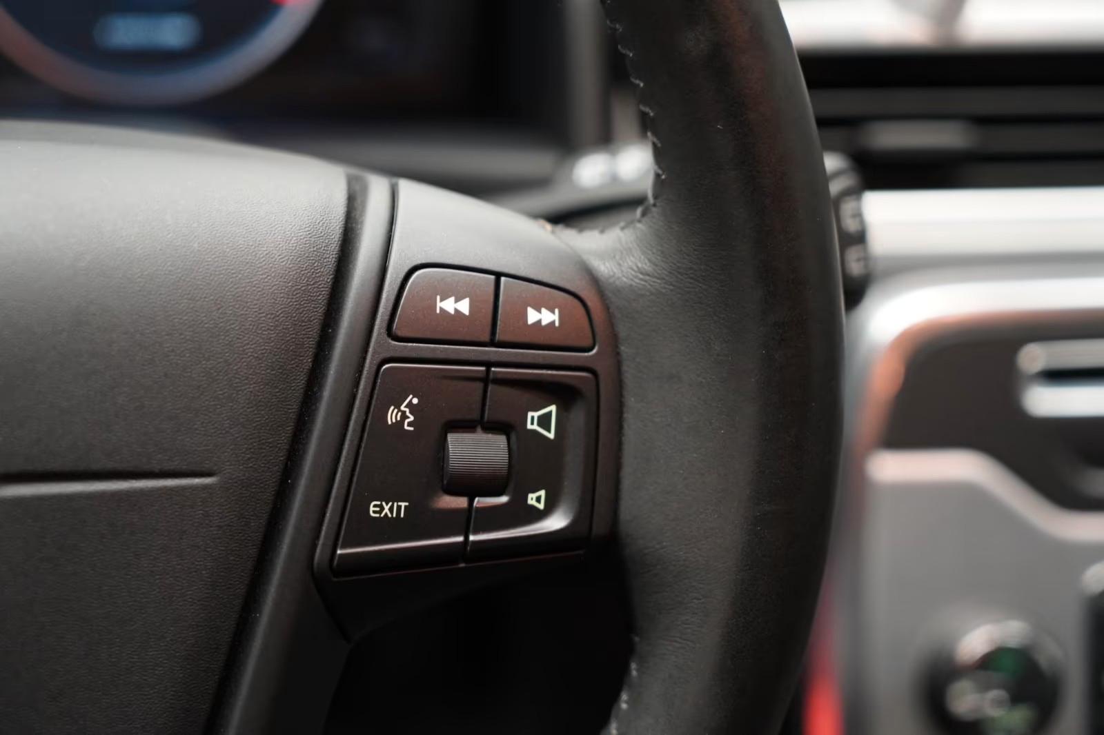 VOLVO V70 1.6D 114 CH KINETIC - 1ERE MAIN - TOIT OUVRANT - GPS - SIEGES CHAUFFANTS - 38 520 KM