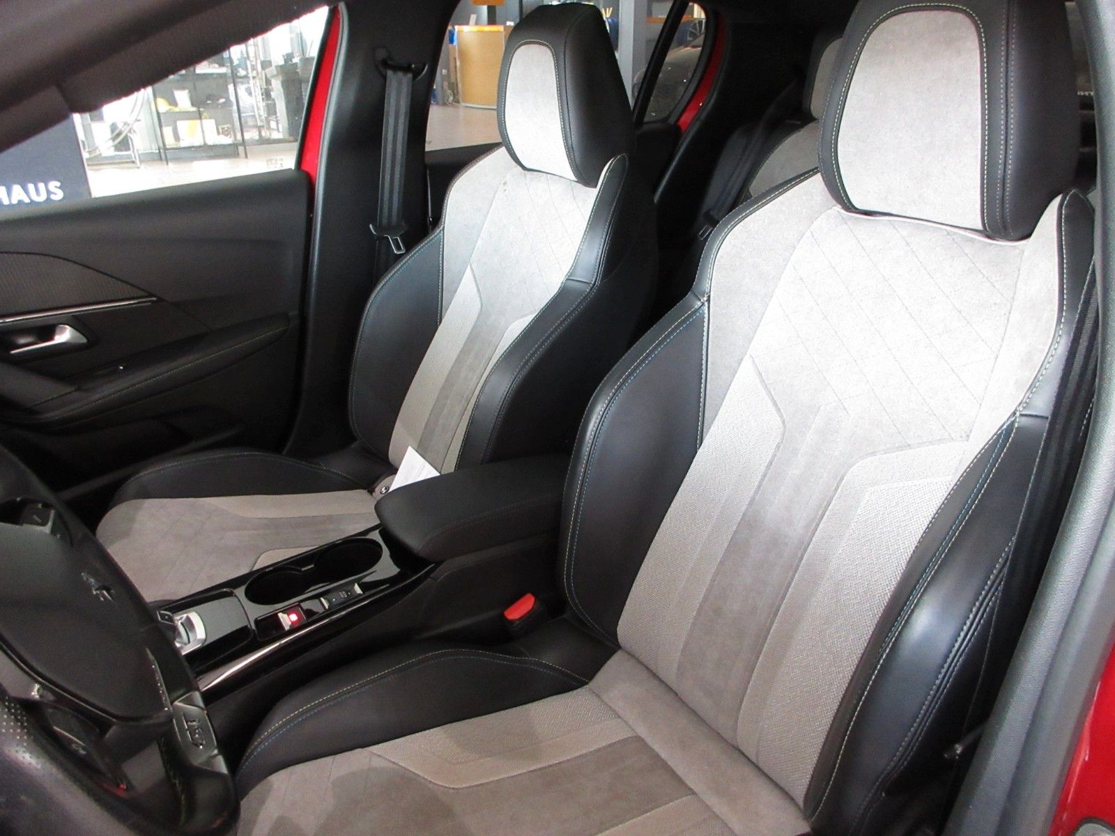 Fahrzeugabbildung Peugeot 208 GT Pack LED/NAVI/SHZ/PANO/HEADUP/PDC/17"