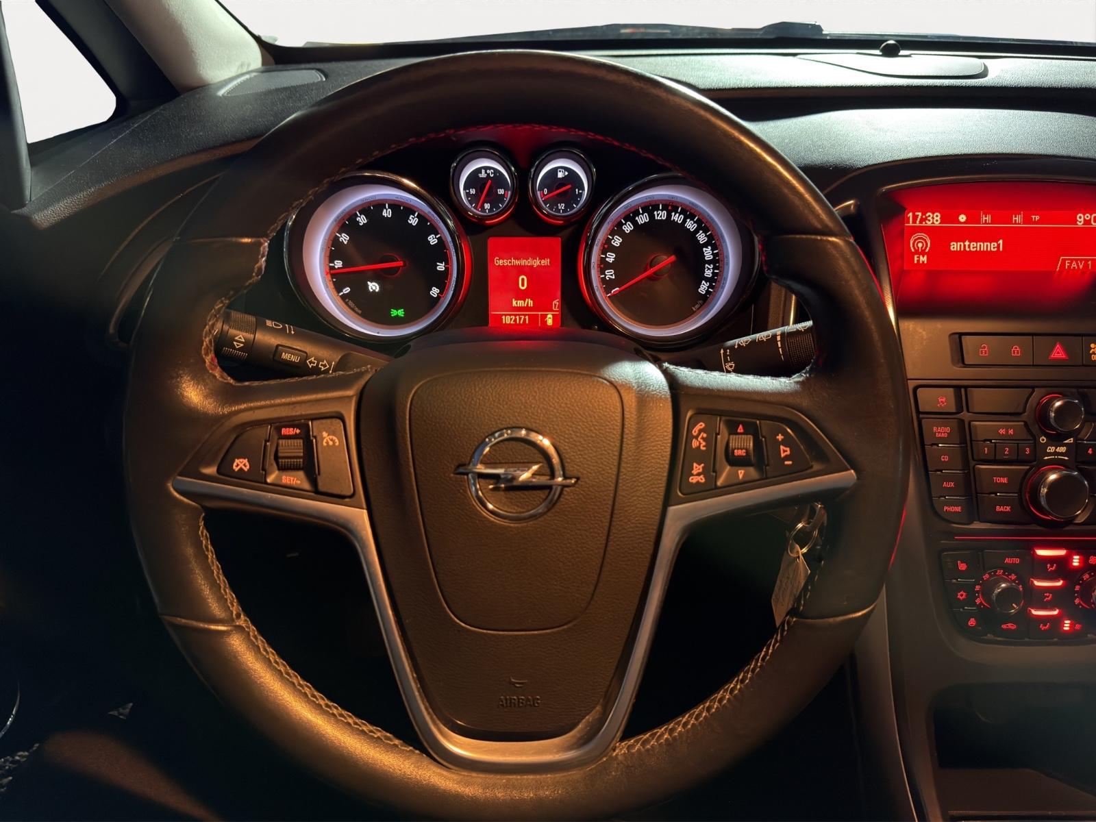 Opel Astra 2011 — photo 14