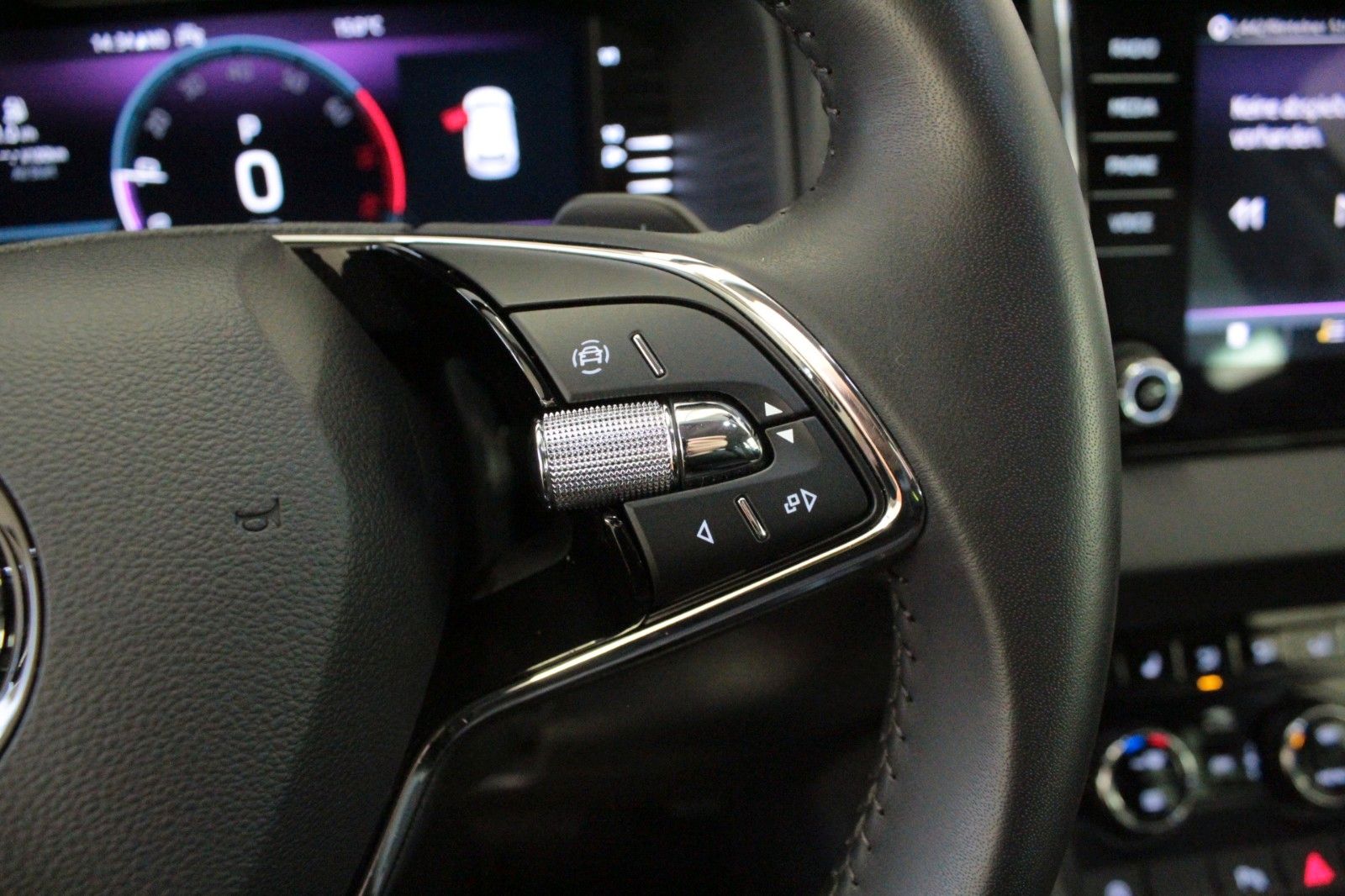 Fahrzeugabbildung SKODA Karoq 1.5l TSI ACT DSG TOUR  AHK schwenkbar
