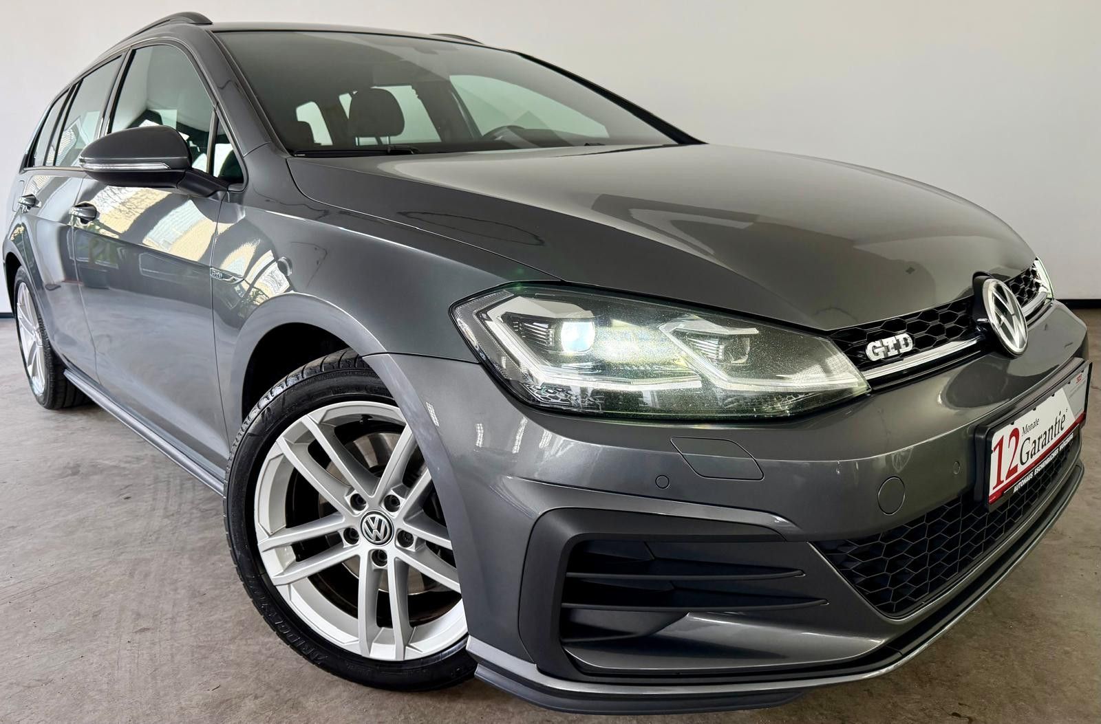 Volkswagen Golf - 1