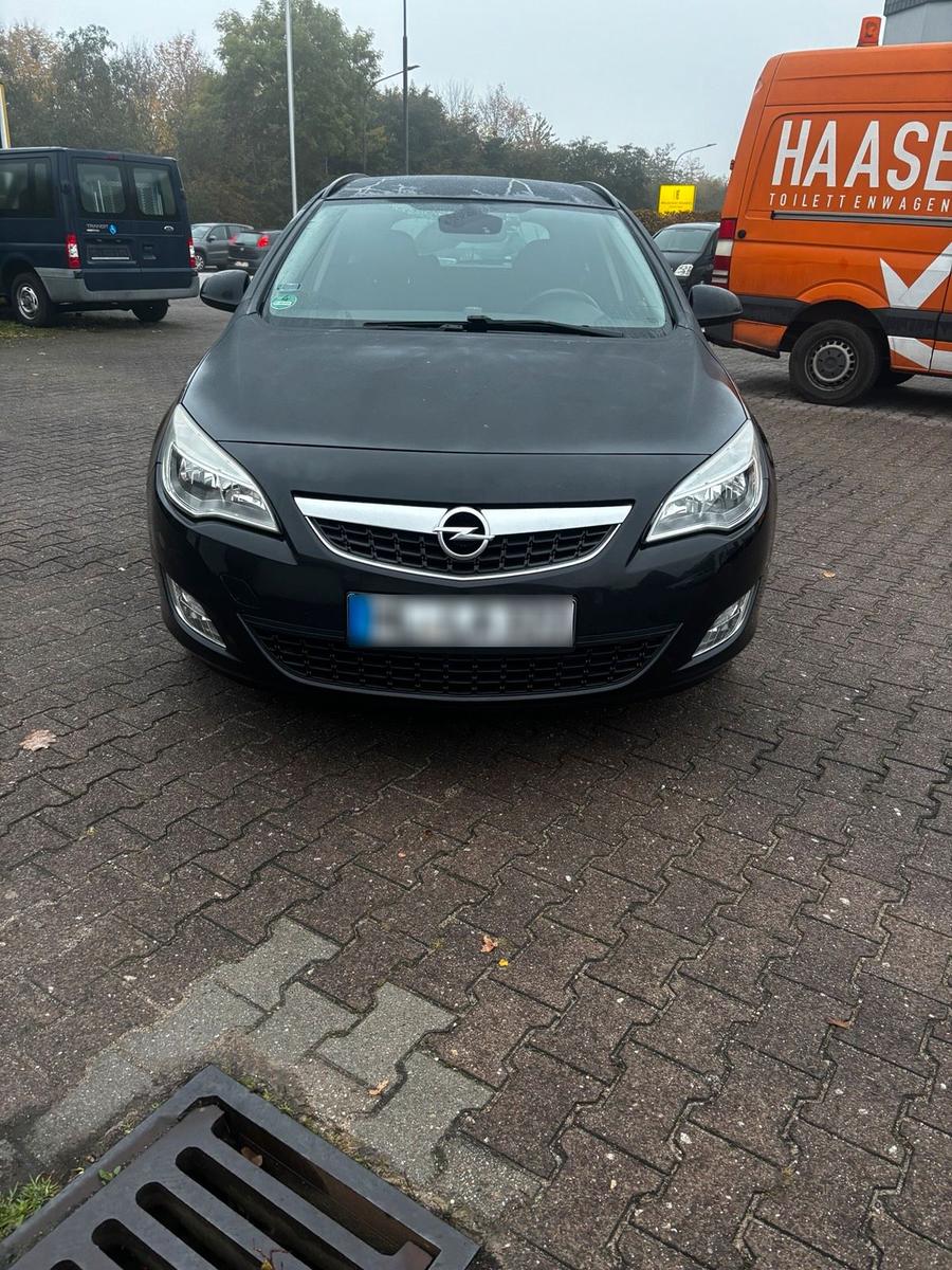 Opel Astra 2011 — rear view