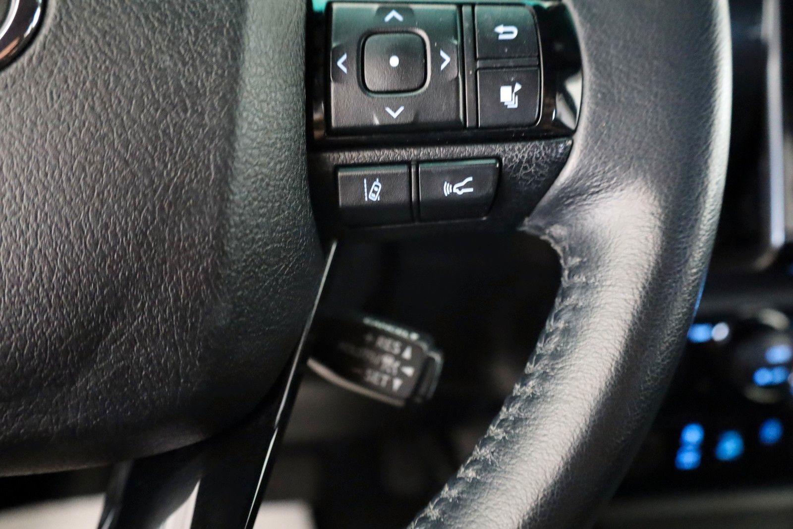 Fahrzeugabbildung Toyota Hilux 2.8 D-4D Invincible,ACC,Rollo,Rollbüg.,AHK