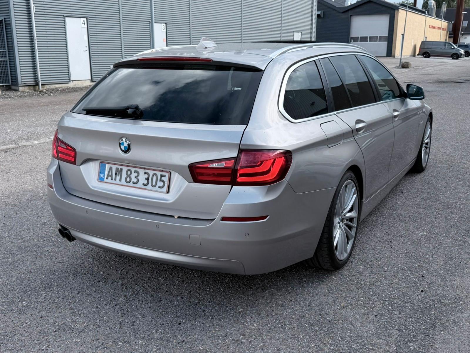 BMW 530 2010 — interior