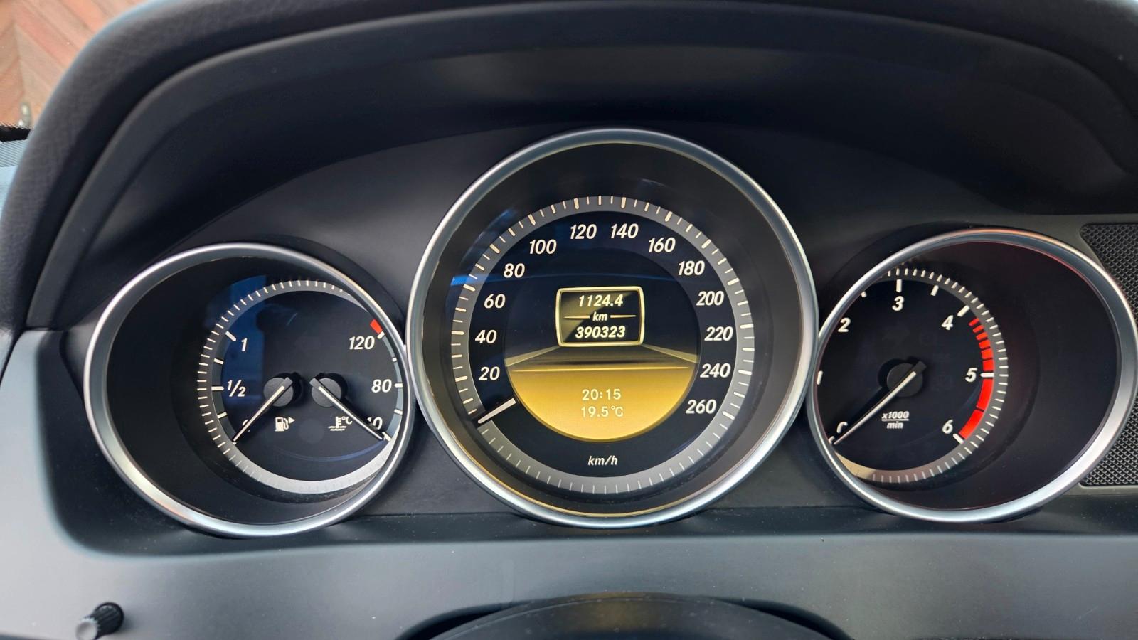 Mercedes-Benz C200 2011 — photo 8