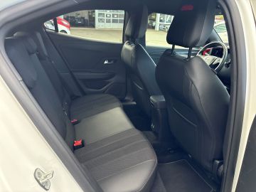 Bild 10 Opel Mokka e GS Line Digitales Cockpit LED Apple CarP