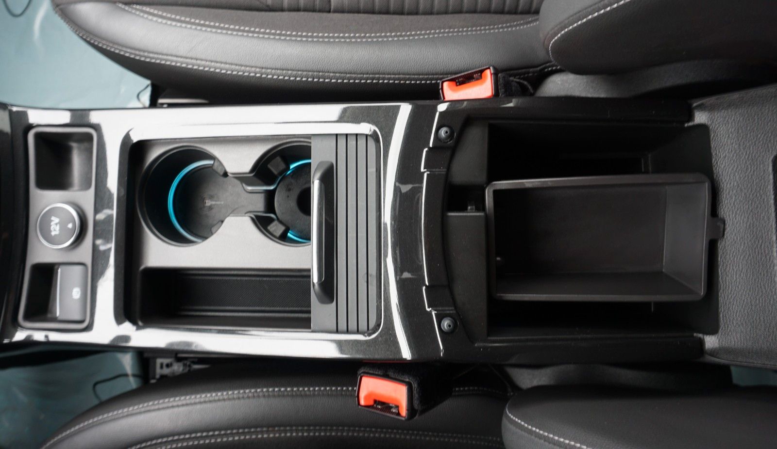 Fahrzeugabbildung Ford Kuga Titanium, Navi, Allrad, PDC, LED