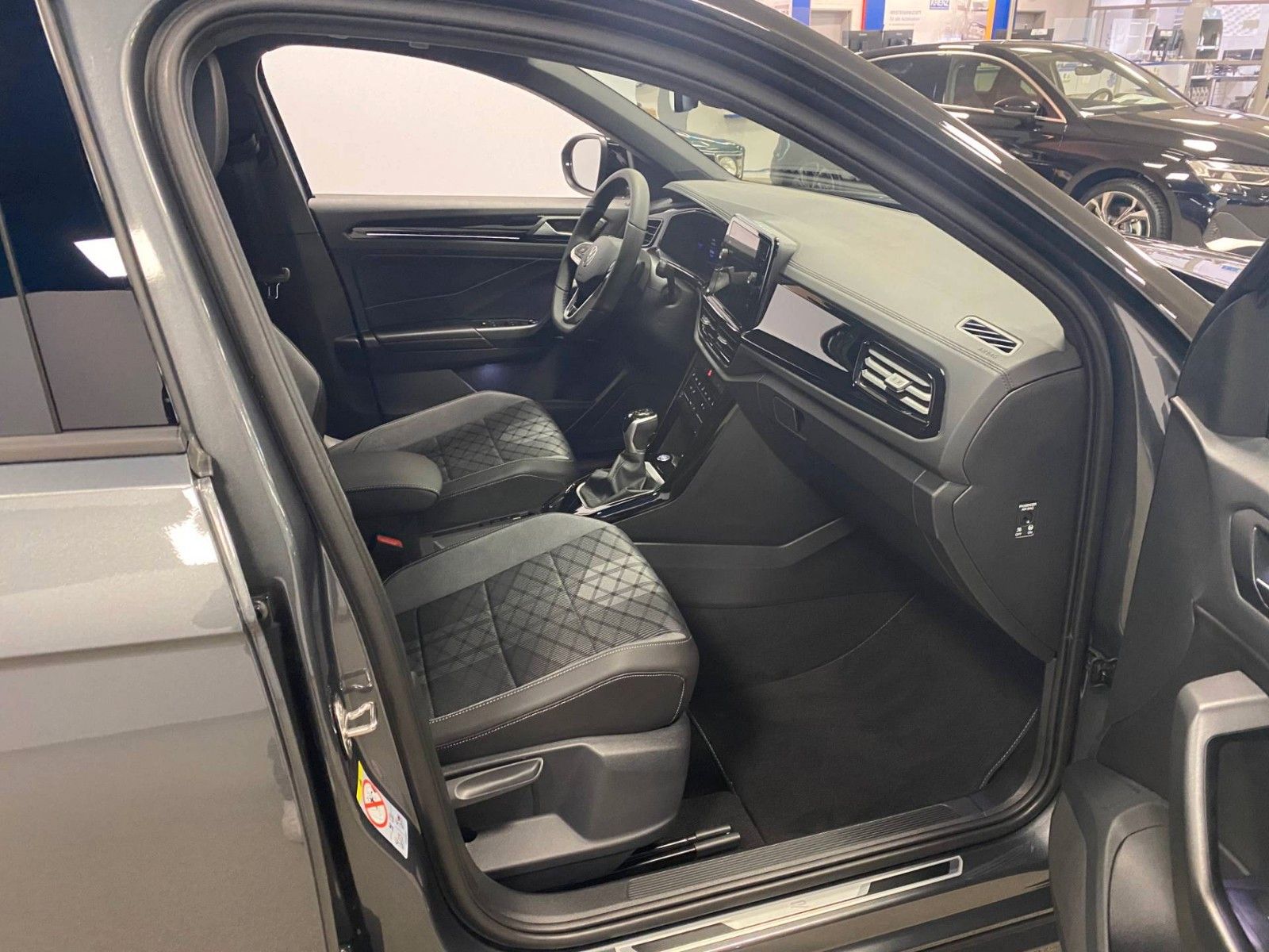 Fahrzeugabbildung Volkswagen T-Roc 1.5 TSI DSG R-Line+ACC+AHK+19"+KAMERA+LED+