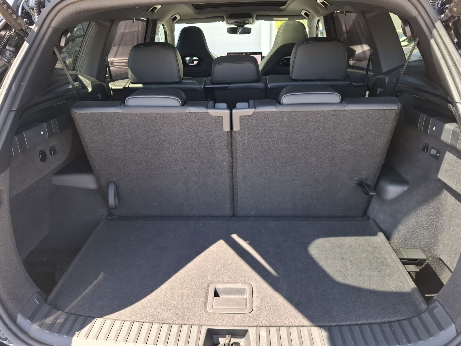 Fahrzeugabbildung Volkswagen Tayron 2.0 TDI 4M R-Line BLACK*7Si*MATRIX*PANO