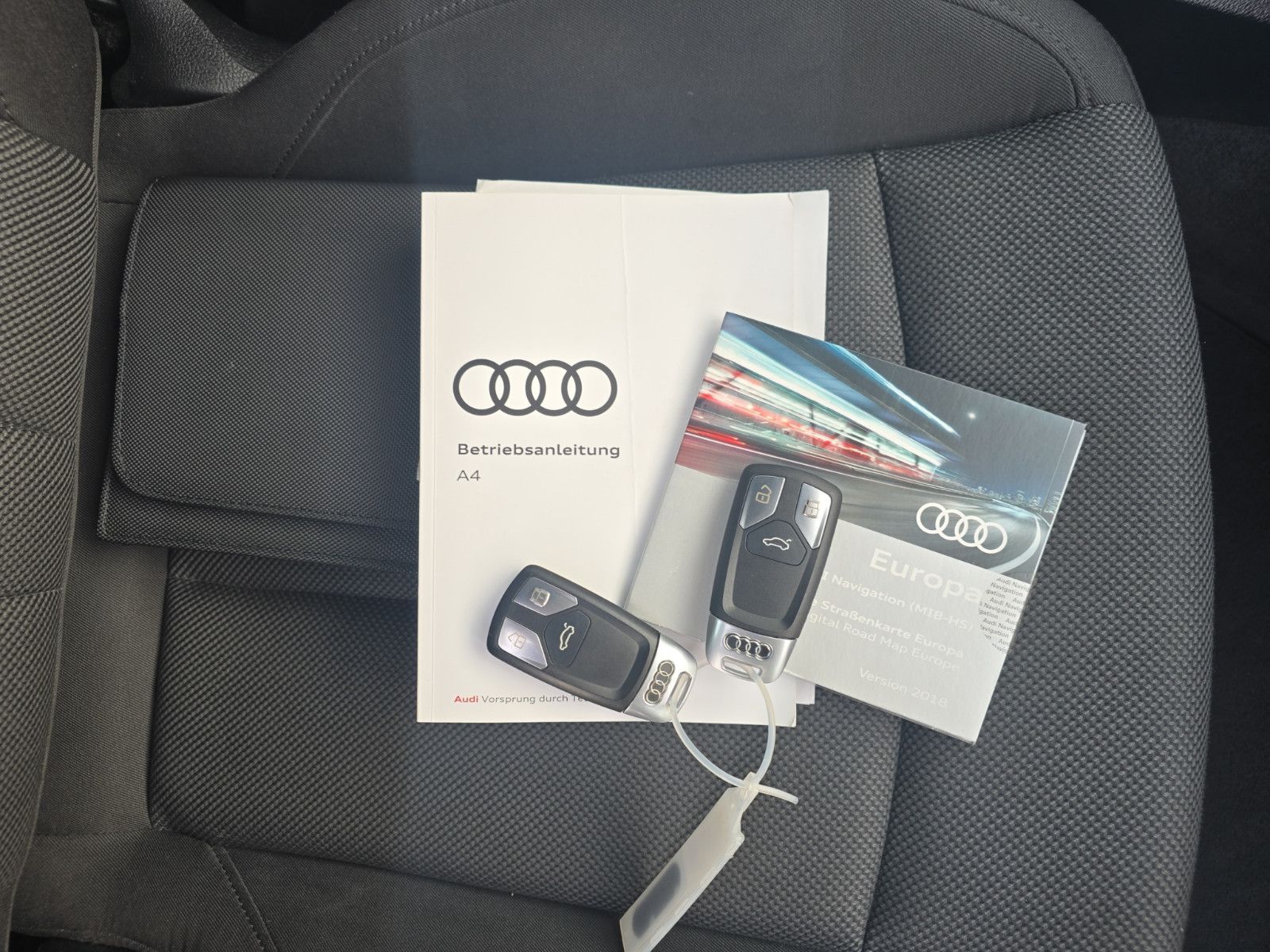 Fahrzeugabbildung Audi A4 Lim. basis/Bi-Xenon/Navi/SHZ/PDC