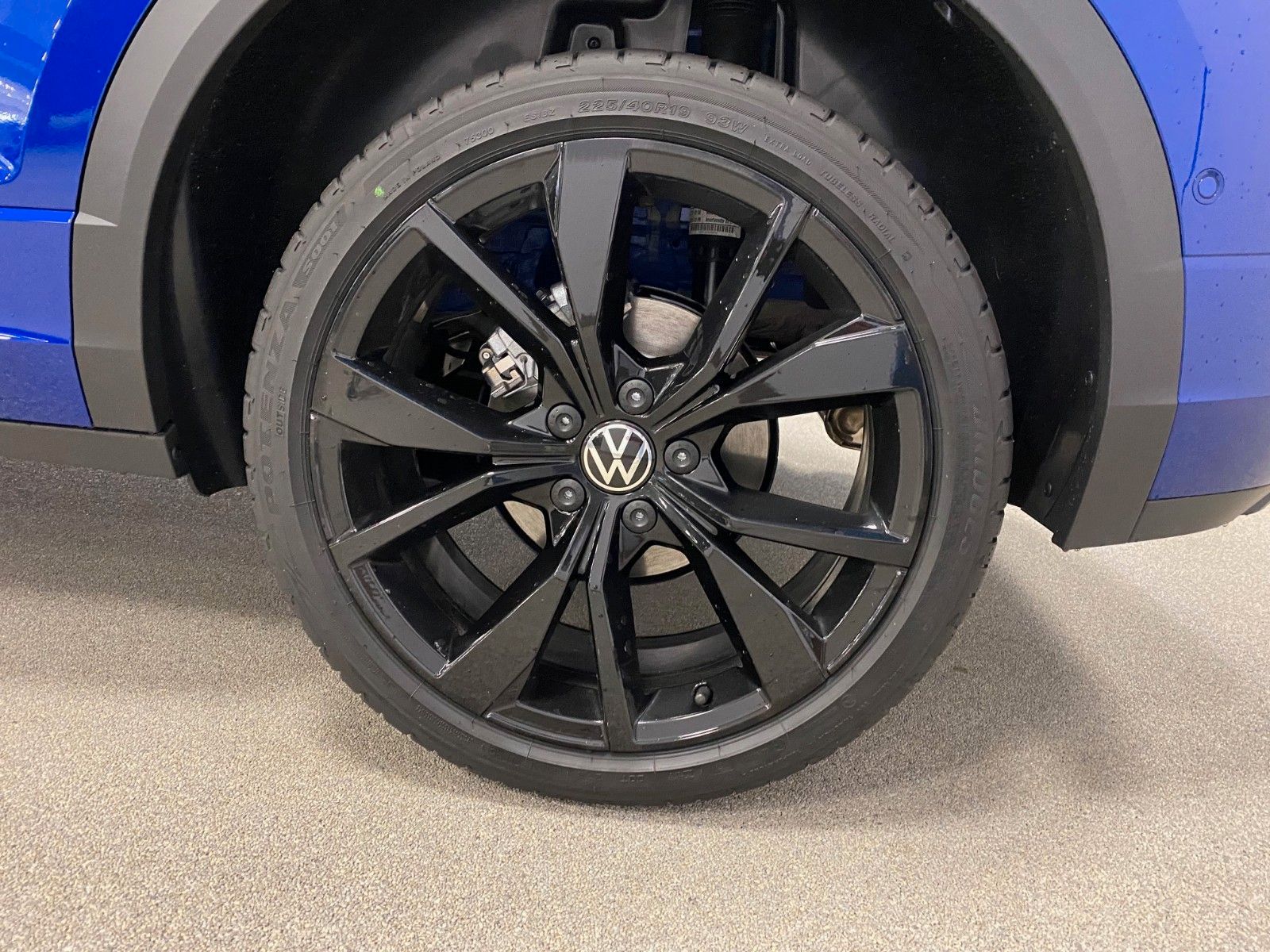 Fahrzeugabbildung Volkswagen T-Roc 1.5 TSI DSG R-Line+ACC+AHK+19 ZOLL ALUFELG