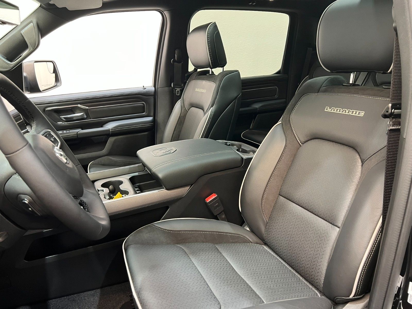 Fahrzeugabbildung Dodge RAM 1500 Laramie Night Premium, LUFT/MFT*AKTION*